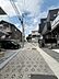 その他：前面道路の様子も確認でき、お住まい周辺の雰囲気が伝わります。現地への車の出入りや街並みをイメージしやすい環境です。