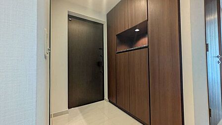 玄関には収納スペースを確保し、靴や外出用品を整理しやすい仕様。住まいの出入りをすっきり整えられる、実用性に配慮された設備です。