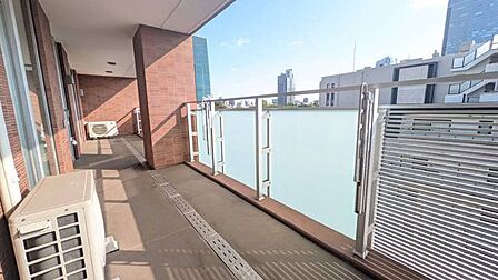 バルコニーには手すりと床面が整えられています。窓を開ければ外気を感じられ、洗濯や日中のリフレッシュなど、日常の用途に活用できます♪