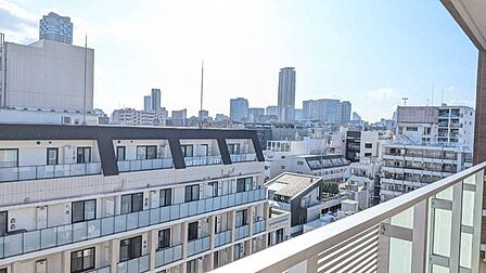 建物外側に面したバルコニーから、周辺の街並みを見渡せます。室内から外へ視線が抜けることで、日々の暮らしに開放感を取り入れられます!