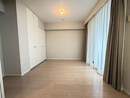 シンプルな内装でレイアウトがしやすい落ち着いた洋室です。出窓風の窓辺が室内に開放感を与え、居心地の良いプライベート空間を演出!お好みのお部屋作りを自在にお楽しみいただけるフレキシブルな一室です♪