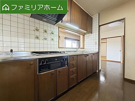 対面式のキッチン、料理スペースもゆったりしています