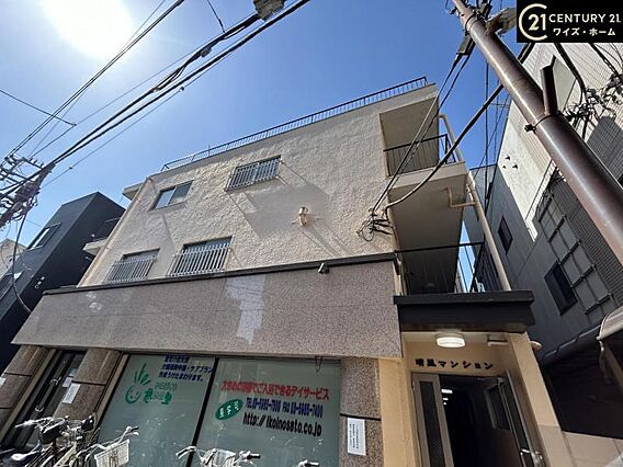 街に溶け込む美...