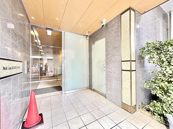 品の良い建物と...