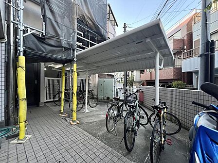 【駐輪場】広くしっかりと区画分けされた駐輪場。管理も行き届いて使いやすそうです