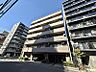 外観：【外観】　静かな住宅街に映える、端正なマンション。暮らしの舞台にふさわしい、落ち着きと品格を備えています。