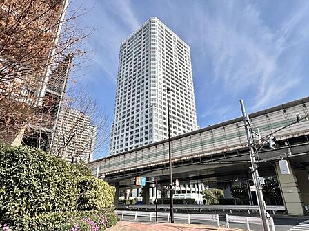 【外観】 清潔感あふれる白い外観が街並みに調和