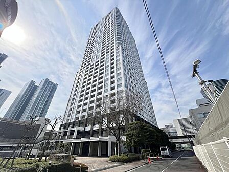 【外観】 静かな住宅街に映える、端正なマンション。暮らしの舞台にふさわしい、落ち着きと品格を備えています。