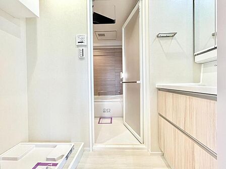 【洗面所】　洗面台と洗濯パンが並ぶ洗面所は、家事動線が整った頼れる場所。忙しい朝もストレスフリー。
