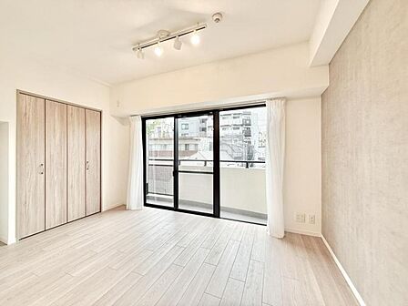 【洋室:6.0帖】 リビングと隣り合う洋室。趣味の部屋にもお子様の部屋にも出来る汎用性があります