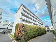 【外観】　静かな住宅街に映える、端正なマンション。暮らしの舞台にふさわしい、落ち着きと品格を備えています。
