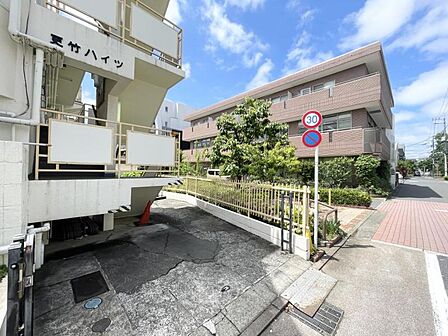 【エントランス】建物の顔となる上品なエントランス。