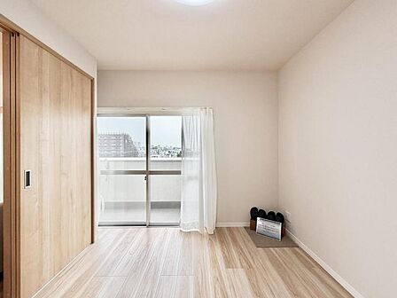 【洋室:5帖】家族の気配を感じながらも、集中できる“自分時間”を確保できます。