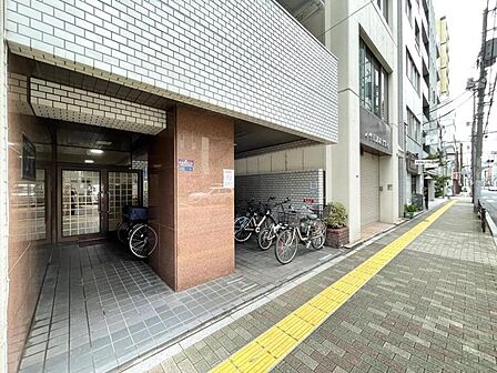 【エントランス】住む人や訪れる人を室内へと優しくエスコートします。