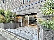 【エントランス】緑が導くわが家への道。