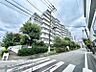 外観：【外観】　周囲の街並みと調和する落ち着いた色調。上質な日常を予感させる。