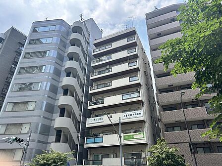 【外観】街並みに溶け込みながらも存在感を放つ外観。