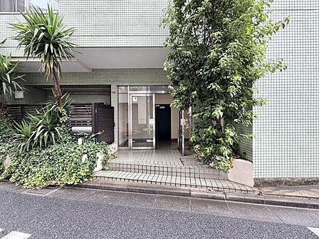 【エントランス】住む人や訪れる人を室内へと優しくエスコートします。