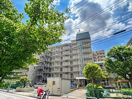【外観】周囲の街並みと調和する落ち着いた色調。