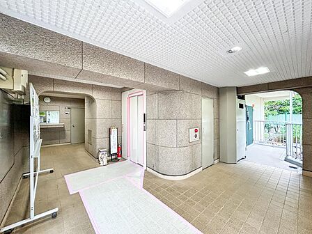 【エントランス】「ただいま」を優しく包む、温かな光とゆとりあるエントランス。