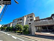 【外観】　青空に映える重厚な佇まい。都心の喧騒を忘れさせる端正な外観。
