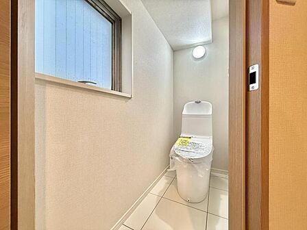 【トイレ】白を基調とした清潔感あふれる空間となっております。窓もあり換気が日常的に行われるのは気持ちが良いです。