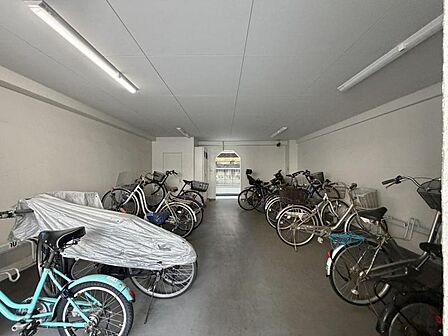 【駐輪場】建物内に整理された駐輪場があり、愛車の保管に便利。