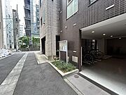 【エントランス】住環境の良さを感じられる入口部分。