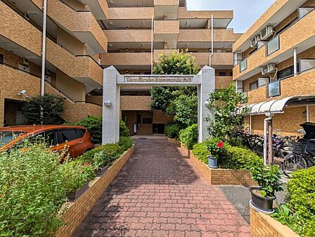 【外観】豊かな植栽に包まれたエントランスアプローチ。緑が導く我が家への道。