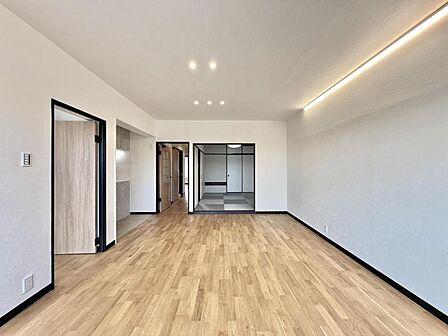 【LDK:16.1帖】心地よい採光が奥まで広がる、清潔感にあふれたスタイリッシュな室内空間。
