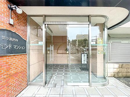 【エントランス】 しっかりと管理が行き届き開放感があり明るいマンションの顔