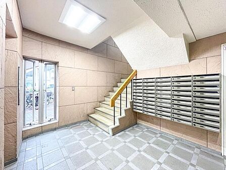 【エントランス】 住民同士の挨拶が飛び交うエントランスは明るく快適で気持ちの良い空間