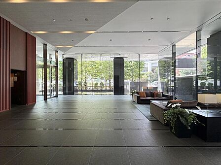 【エントランス】明るく開放感のあるエントランスです。