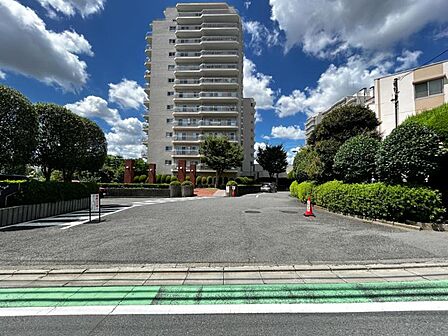 【エントランス】 しっかりと管理が行き届き開放感があり明るいマンションの顔