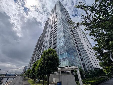 【外観】空へと伸びるシャープなライン。洗練された都市生活の象徴。