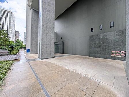 【周辺環境】穏やかな日常の入り口。広々とした空間が日々の快適さに繋がります。