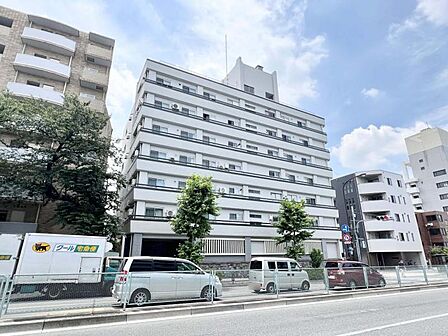 【外観】 落ち着いた色合いで、周囲の街並みに馴染む外観です。
