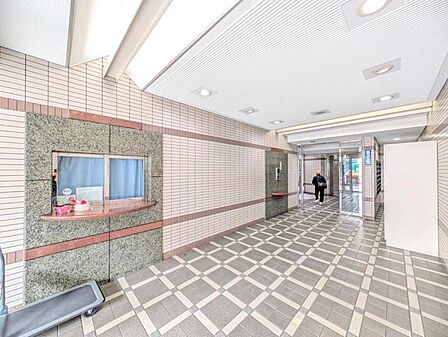 【エントランス】 「ただいま」を優しく包む、温かな光とゆとりあるエントランス。