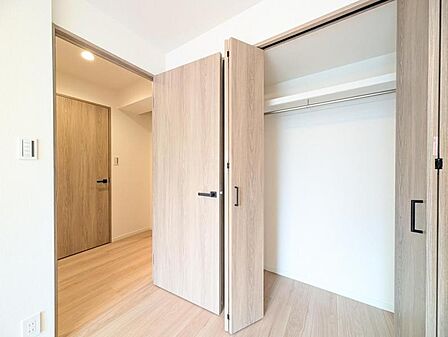 【収納】 大型のクローゼット完備。衣類だけではなく上部にバッグなどの小物、下部には季節の家電やスーツケース等スッキリと収納可能です