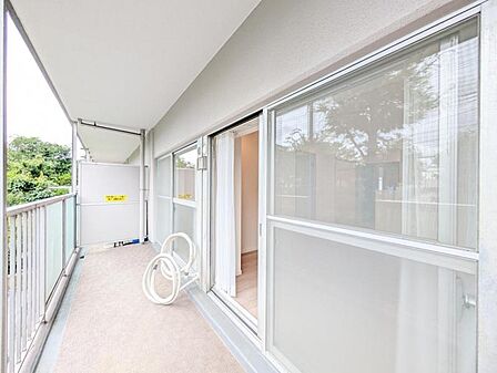 【バルコニー】 洗濯物もしっかり干せる、実用性の高いバルコニーです。