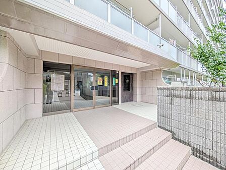 【エントランス】 しっかりと管理が行き届き開放感があり明るいマンションの顔