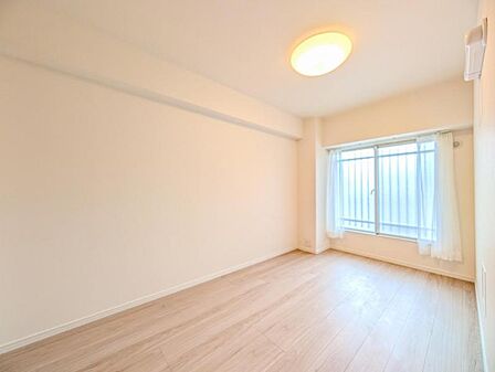 【洋室:5.6帖】 使い方に柔軟性があり、個室としても趣味の部屋としても利用可能です。