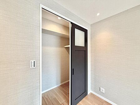 【収納】 大容量の収納が各部屋にあるから、生活感をスッキリ隠せる。来客時も慌てず、日常も気持ちよく。空間に余白があると心にも余裕が生まれます。