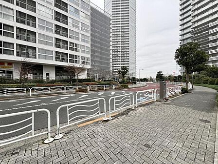 【エントランス】スッキリとした前面道路がもたらす、開放感のある住環境。