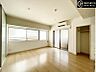 リビング/ダイニング：【LDK：10.6帖】心地よい採光が奥まで広がる、清潔感にあふれたスタイリッシュな室内空間。