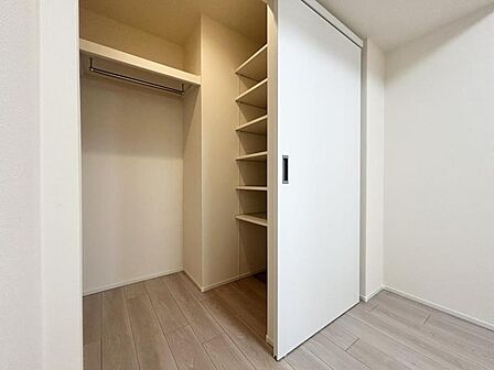 【収納】大きなWIC完備。衣類や大きな家電などをマルチに収納できて住空間をより広げてくれます。