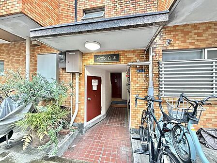 【エントランス】落ち着いた雰囲気のエントランスです。