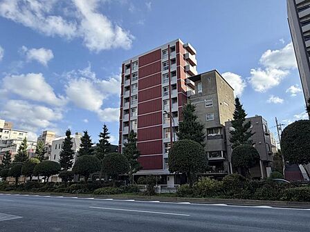 【外観】空へと伸びるシャープなライン。洗練された都市生活の象徴。