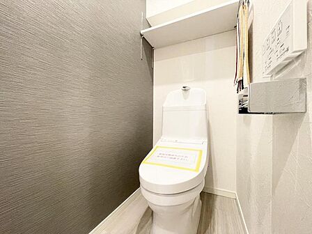 【トイレ】白を基調とした清潔感あふれる空間となっております。