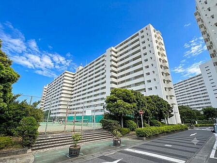 【外観】街並みに溶け込みながらも存在感を放つ外観。
